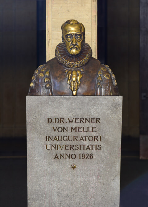 Das Foto zeigt die Büste des Universitätsgründers Werner von Melle.