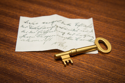 Das Foto zeigt den goldenen Schlüssel für das Vorlesungsgebäude, der 1911 von Edmund Siemers übergeben wurde.