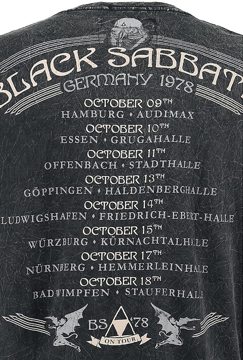 Auf dem Bild sieht man die Rückseite eines T-Shirts mit den Tourdaten der Band Black Sabbath.