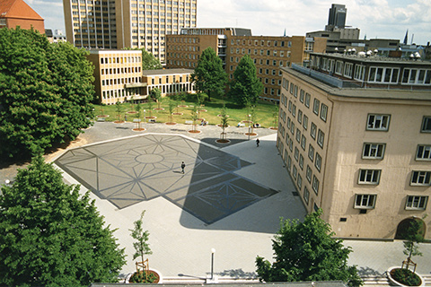 Das Bild zeigt das Bodenmosaik am ehemaligen Bornplatz von oben.