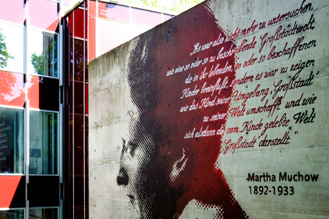 Das Bild zeigt das Denkmal: Ein Bild und ein Zitat erinnern an Martha Muchow.