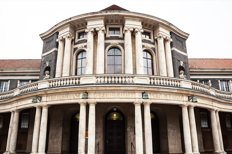 For Research, for teaching, for Bildung. Inscription on the University Main Building, 2019
