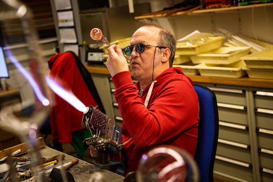 Glassworker Jens Köster at work, 2019