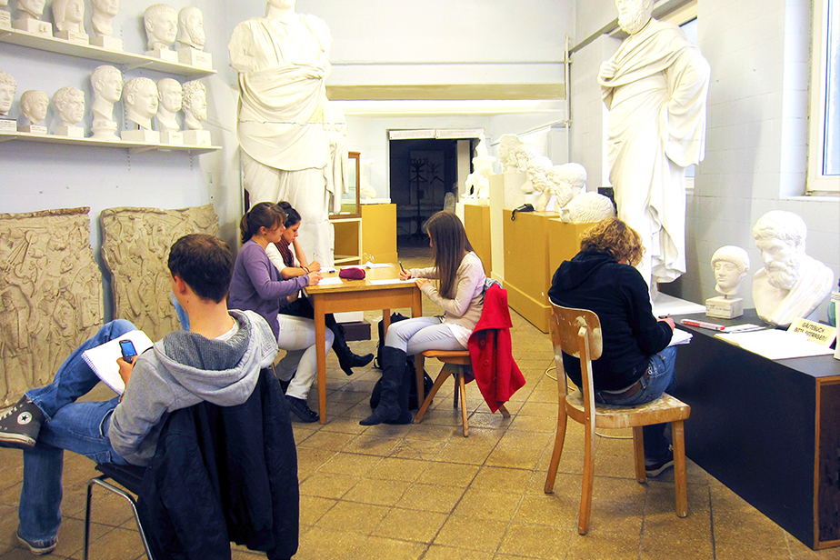 Students while drawing the skulptures.