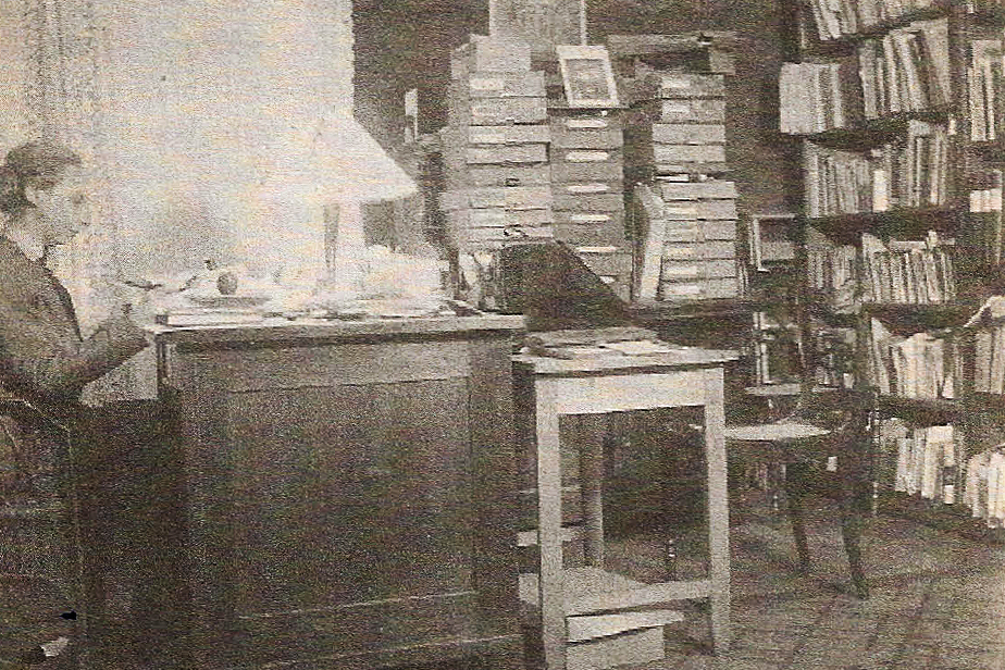 Agathe Lasch in her apartment in today’s Gustav-Leo-Straße 9, 1930