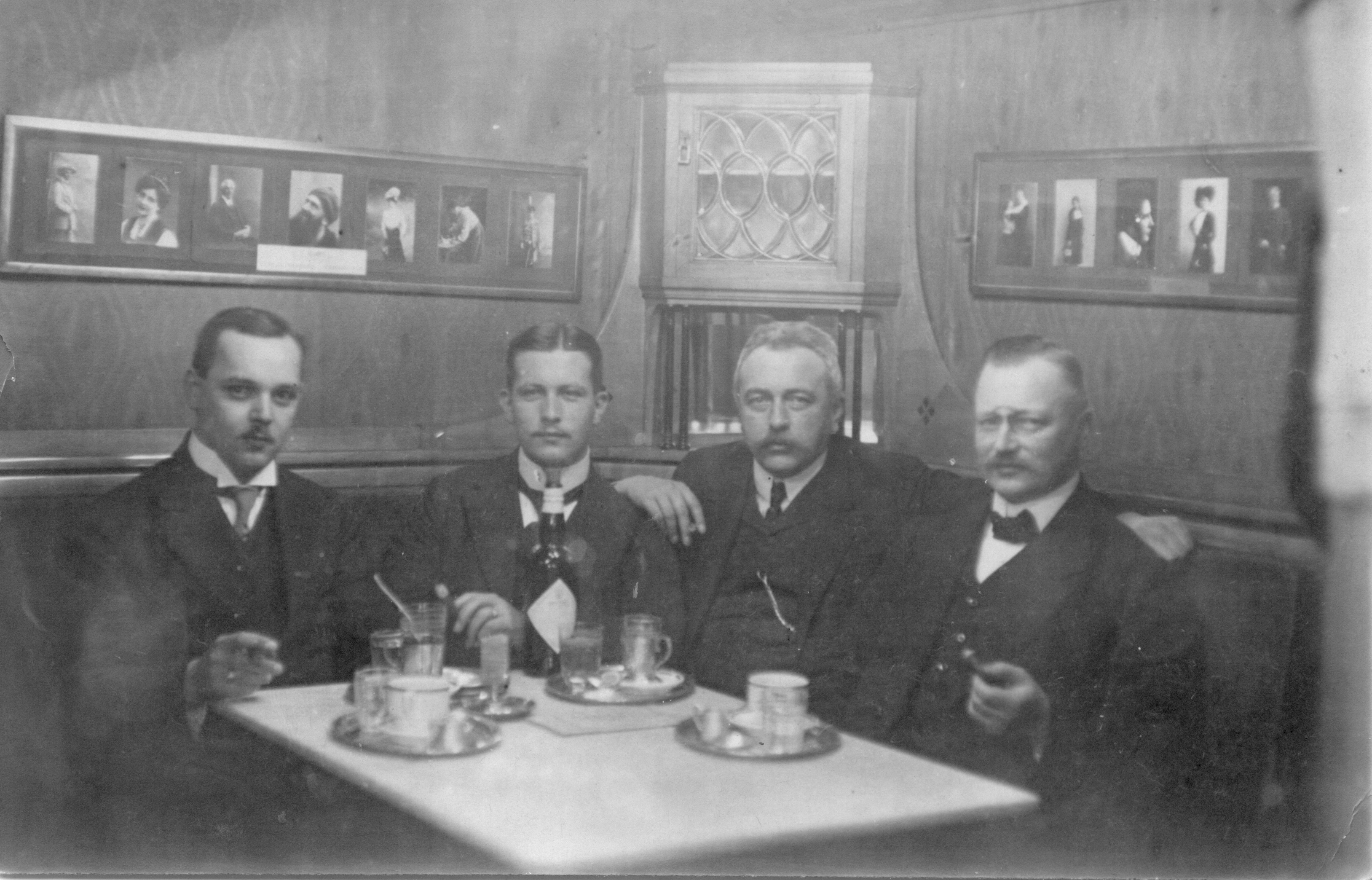 Prof. Alfred Voigt with colleagues in the Café Belvedere, 1912