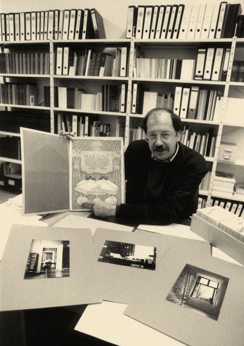 Eckart Krause in seiner Bibliothek 1993