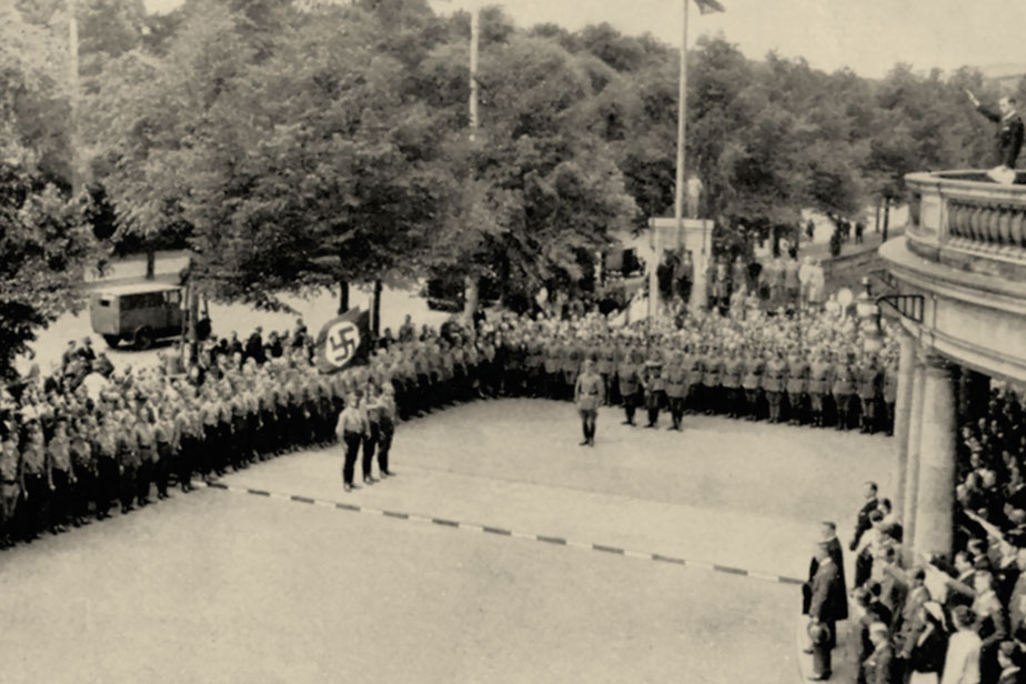 Kundgebung von Hamburger Studierender mit Hakenkreuzflagge vor dem Hauptgebäude, Juni 1933