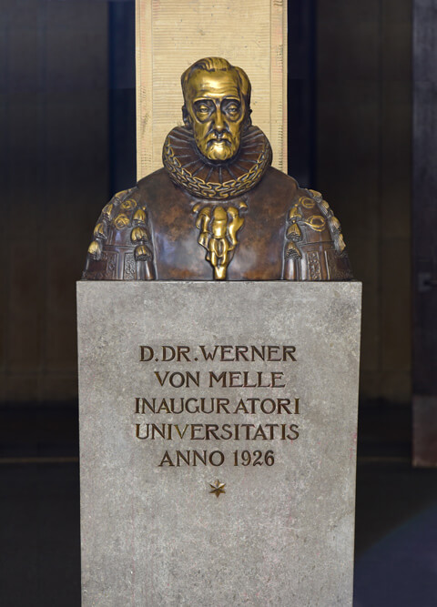The photo shows the bust of the University’s founder, Werner von Melle.