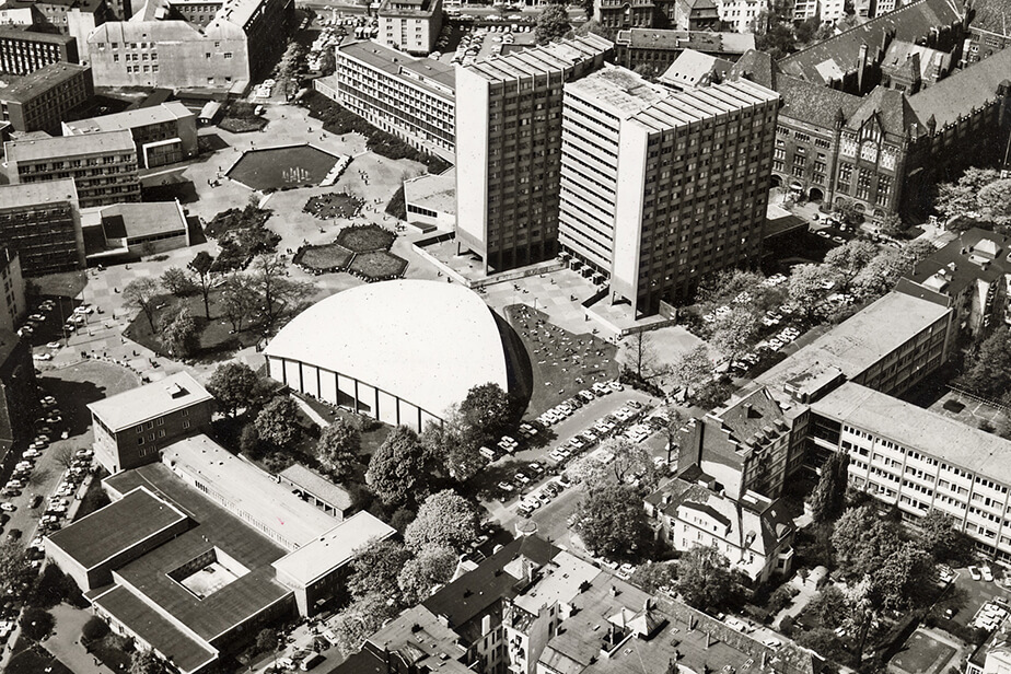The historical photo shows a bird’s-eye view of the Von-Melle-Park Campus when the buildings that characterize the Campus as a whole were just being built.