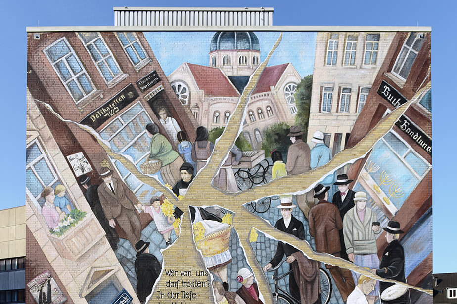 The photo shows the mural by the artist Cecilia Herrero-Laffin on the Von-Melle-Park Campus. It is a view of the city and people, but depicted as a shattered mirror.