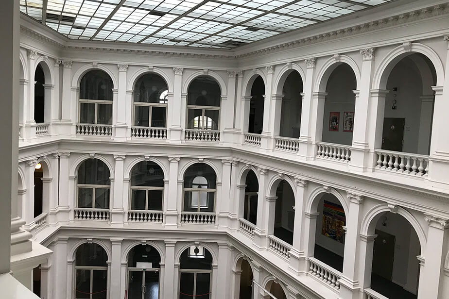 The photo shows the white arches of the atrium in the State and University Library Carl von Ossietzky.