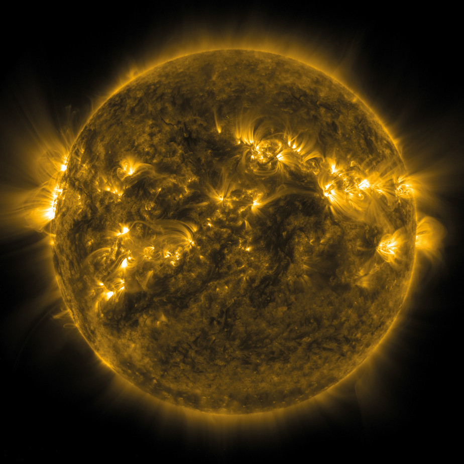 The colored image shows the active sun. It stands out dark yellow against the background of the black universe and is surrounded by a golden wreath of lights.