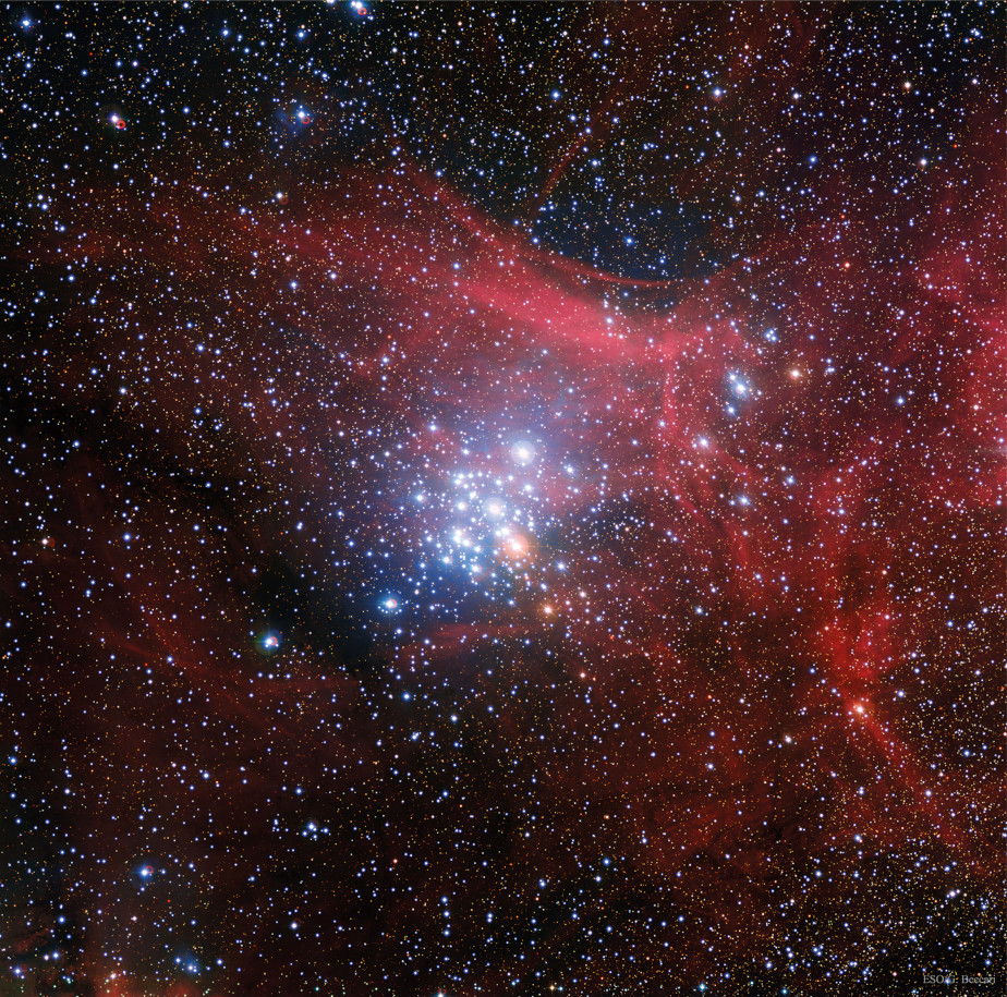 Die farbige Abbildung zeigt einen weiß-blauen Sternenhaufen und roten Nebel auf der rechten Seite. Im Hintergrund ist das schwarze Universum mit weißen Sternen.