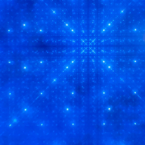 Symmetrisch angeordnete helle Punkte formen gerade und sich kreuzende Linien vor einem dunkelblauen Hintergrund.